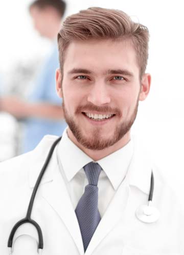 Анонимное лечение алкоголизма: мужчина врач улыбается и смотрит в камеру